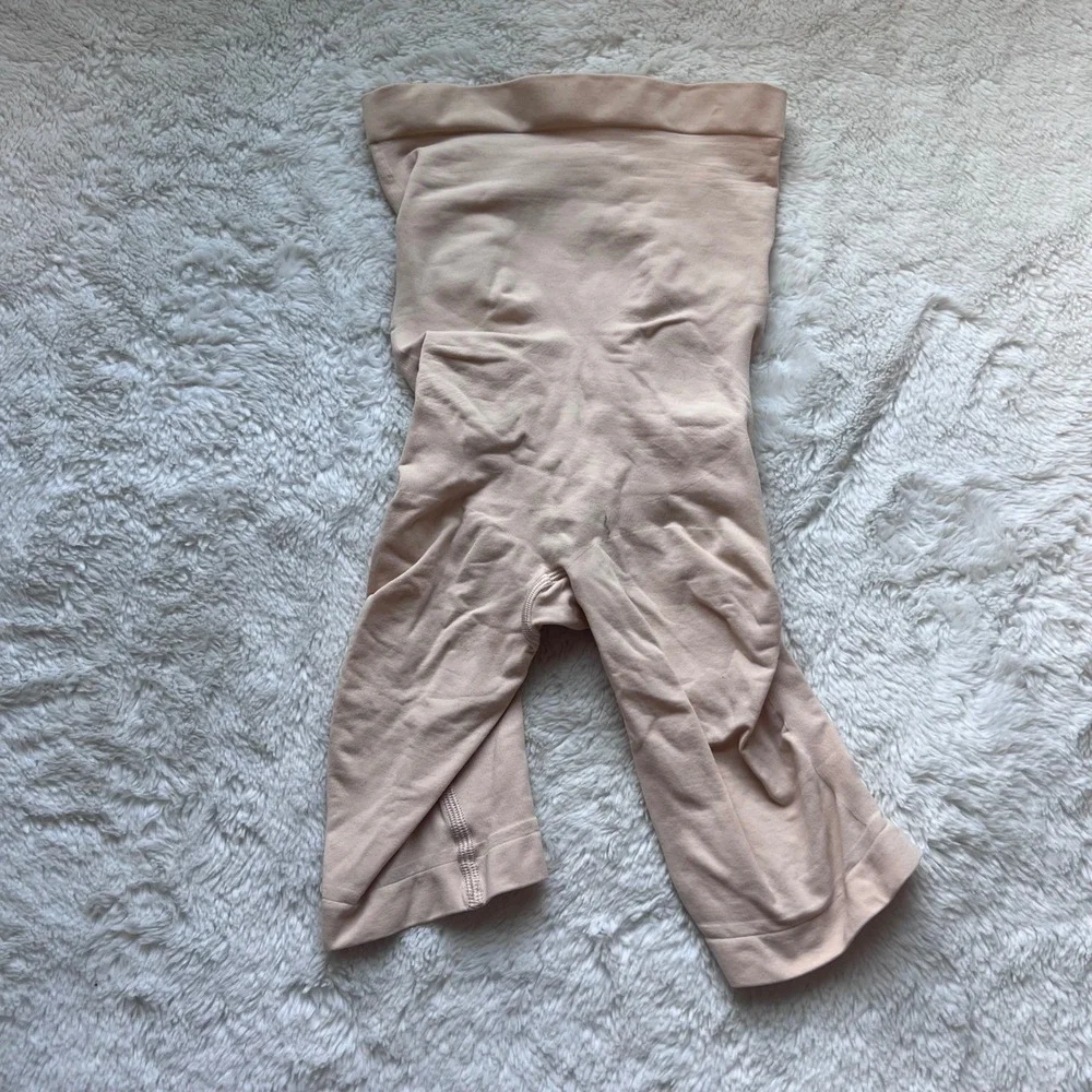 SKIMS Women Sculpting Short Mid Thigh Open Gusset Sand Nude Shapewear Small NWOT